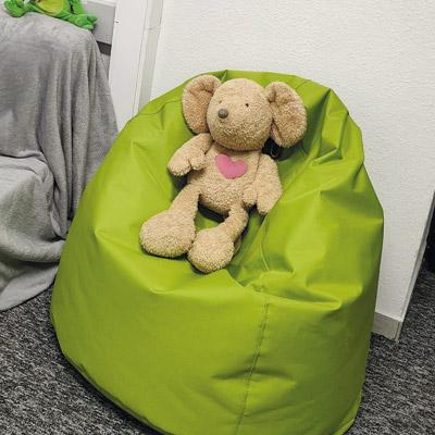 maskotka na pufie w gabinecie